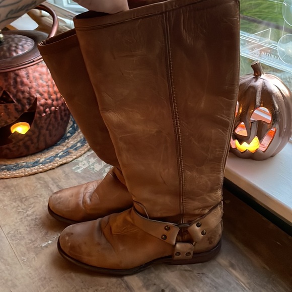 FRYE DISTRESSED LEATHER BOOTS SIZE SIX - Picture 2 of 10